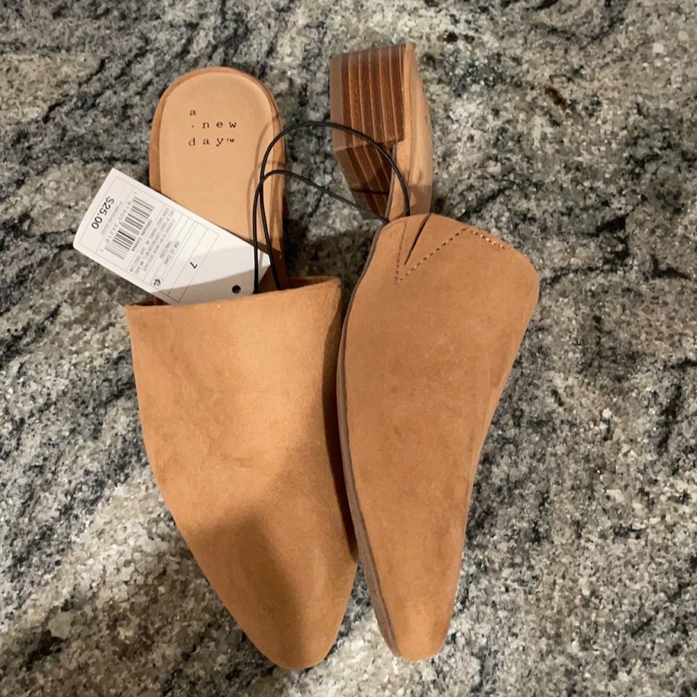 New with tags tan shoes